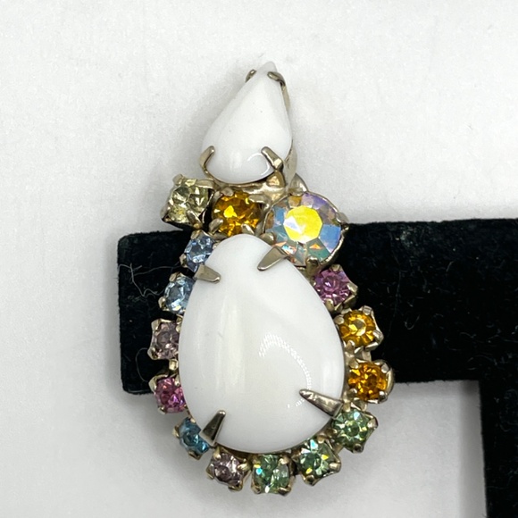 Vintage Unsigned Milk Glass Pastel Rhinestone Bracelet Clip-on Earrings Set - Picture 7 of 15